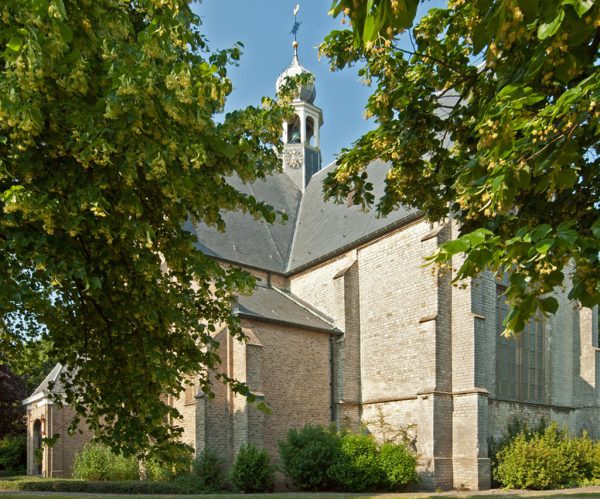 godsdienst-in-Zeeland-Kerk-Yerseke-Blue-Green-Holiday