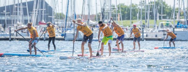 Paddling mannen surfles surfplank watersport